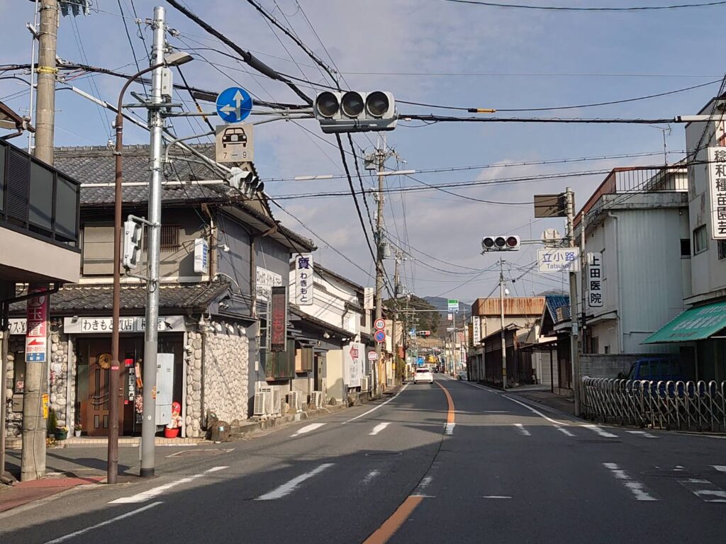 国道１６５号線「伊勢本街道」の「立小路」の交差点（質屋さんが目印）を橿原方面から東に向かって左折。※大阪方面からは西に向かって右折